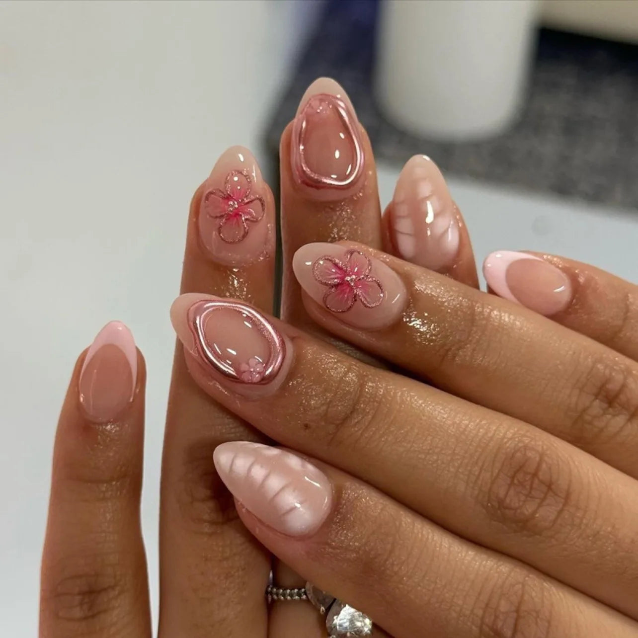 24pcs Cat's Eye Press on Nails Love Design French Pink Almond Fake Nail Mid-length Oval False Nail Art Reusable Glitter Manicure