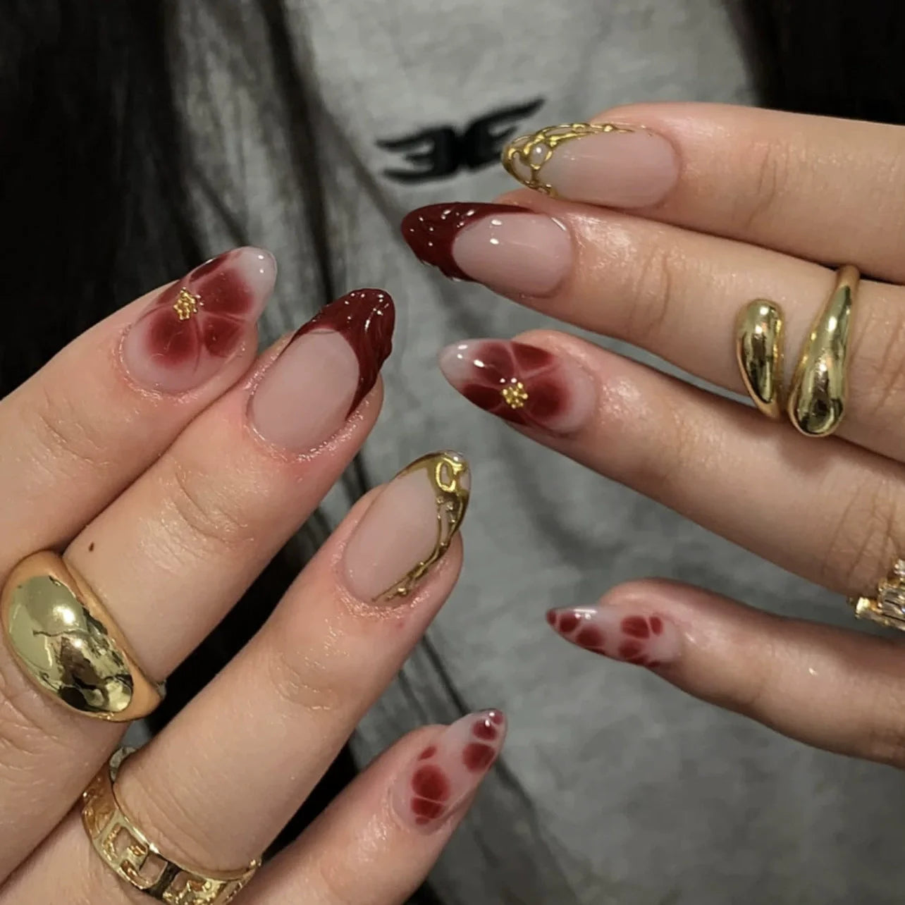 24pcs Cute Flower Petals Press on Nails Short Almond French Gel False Nails Golden Lines Stick on Fake Nails for Sweet Cool Girl