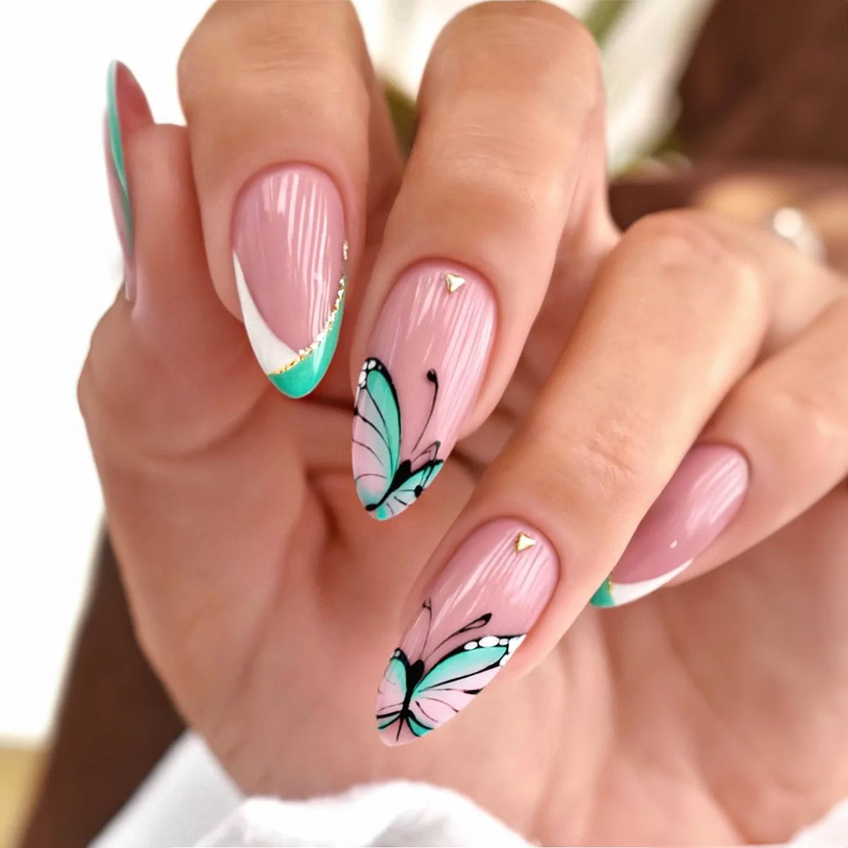 24Pcs Short French Almond Press on Fake Nails with Red Apple Design False Nail Art Wearable Oval Rhinestone Full Cover Nail Tip