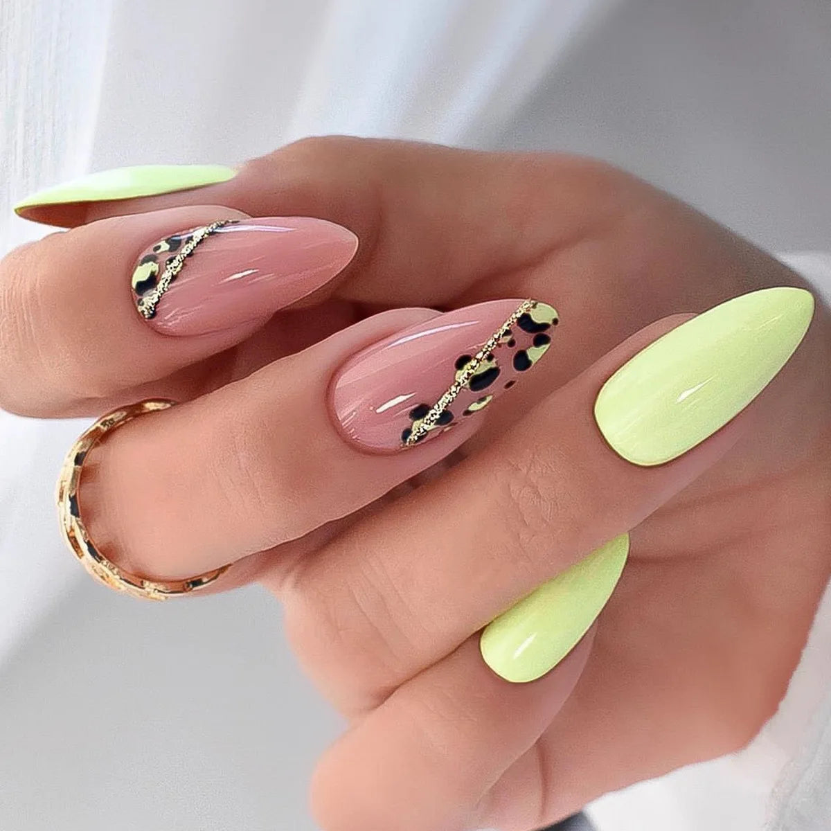 24Pcs Short French Almond Press on Fake Nails with Red Apple Design False Nail Art Wearable Oval Rhinestone Full Cover Nail Tip