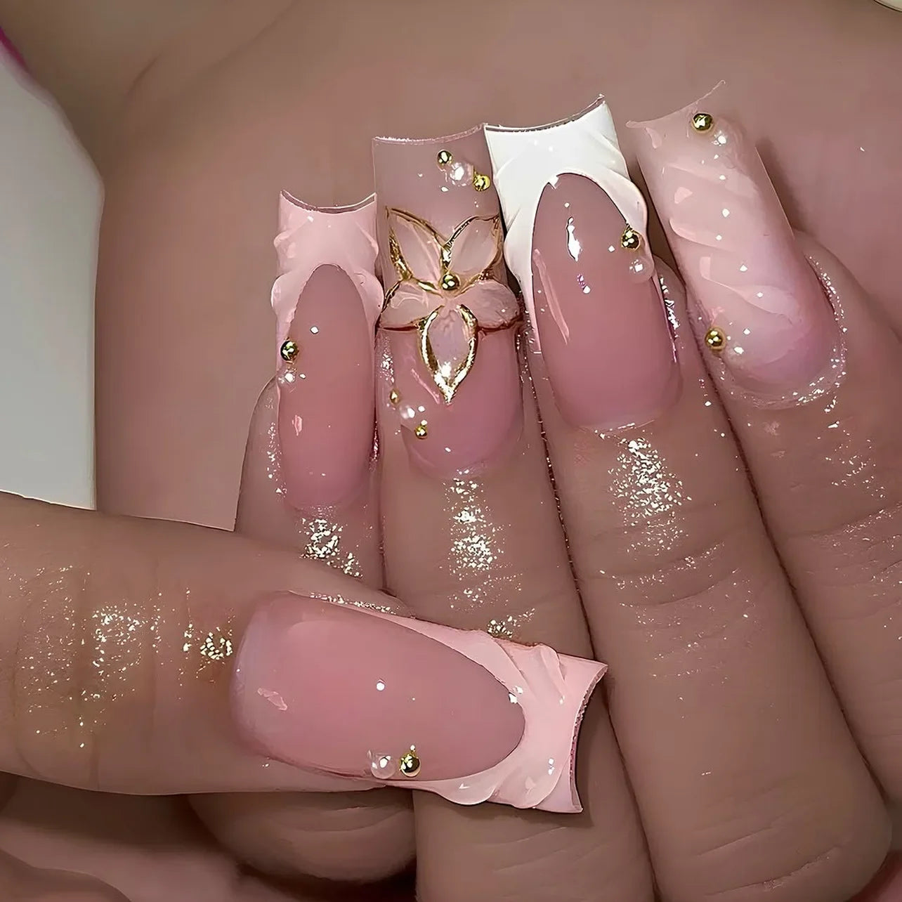 Hot Selling French 3D Gold Line Flower Nail Art Almond Shape False Nails Detachable Finished Fake Nails Press on Nails with Glue
