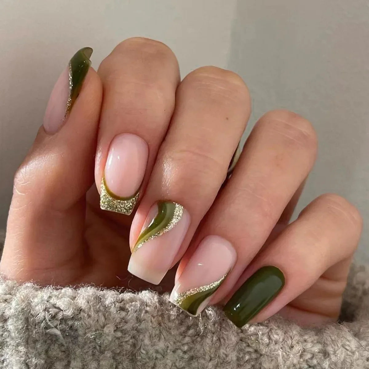 24Pcs Short French Wearable Fake Nails with Glue Simple Stripe Nail Art Full Cover Ballerina Fashion Press on Nail Manicure Tips