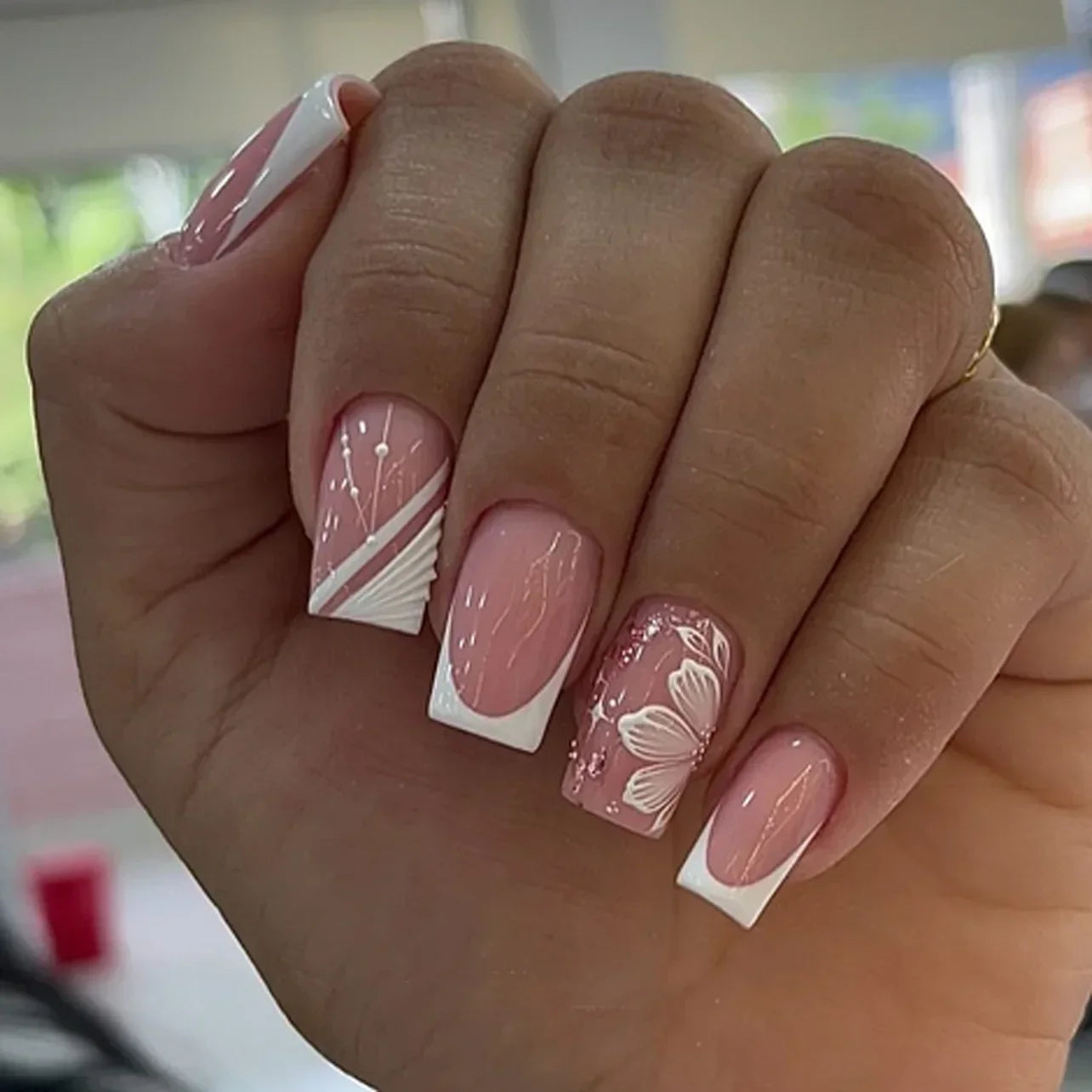 Hot Selling French 3D Gold Line Flower Nail Art Almond Shape False Nails Detachable Finished Fake Nails Press on Nails with Glue