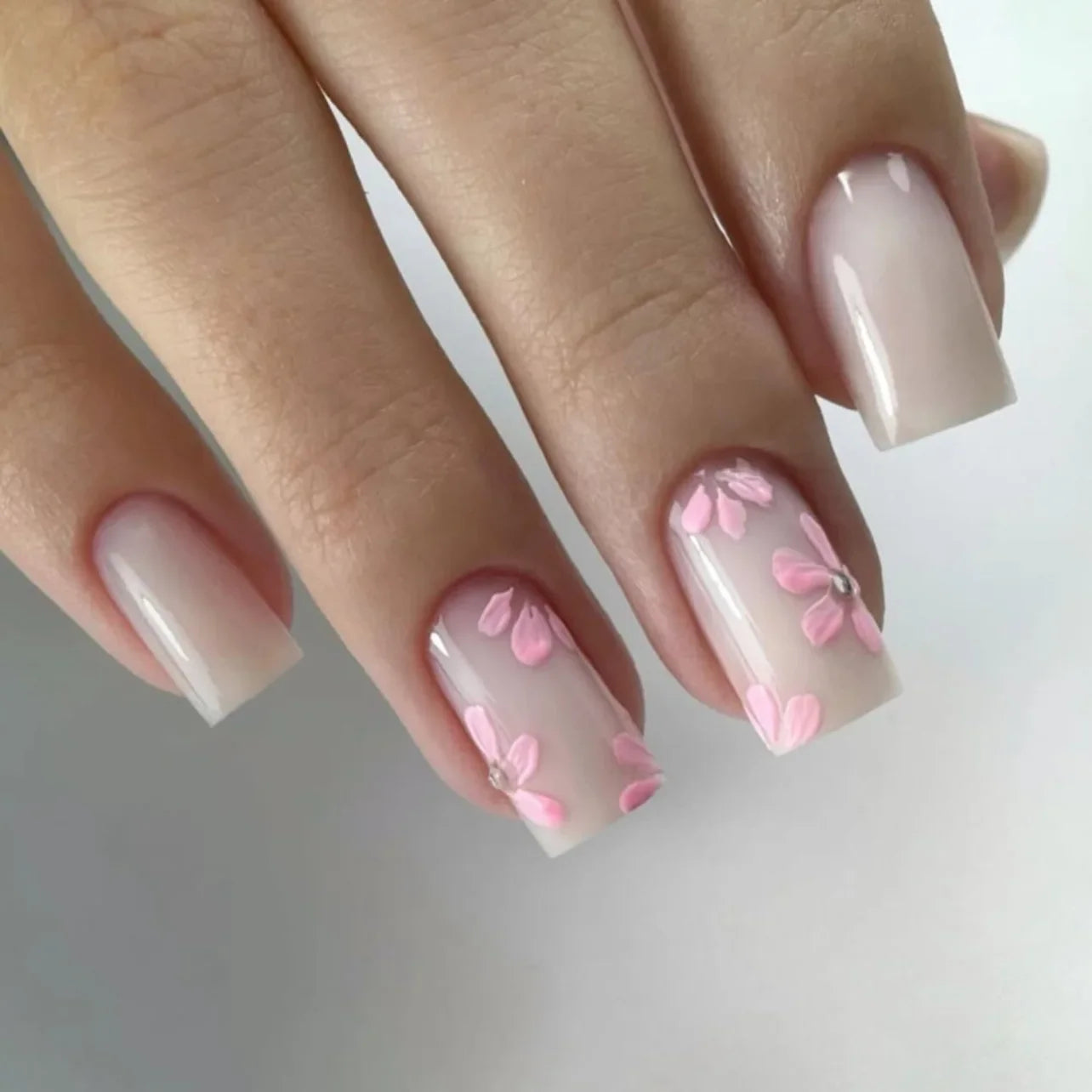 Hot Selling French 3D Gold Line Flower Nail Art Almond Shape False Nails Detachable Finished Fake Nails Press on Nails with Glue