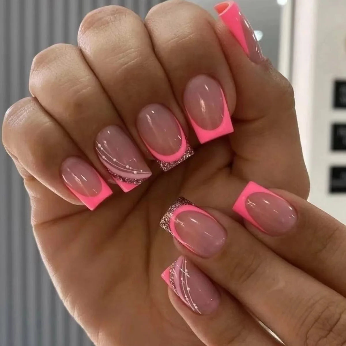 24Pcs Short French Wearable Fake Nails with Glue Simple Stripe Nail Art Full Cover Ballerina Fashion Press on Nail Manicure Tips